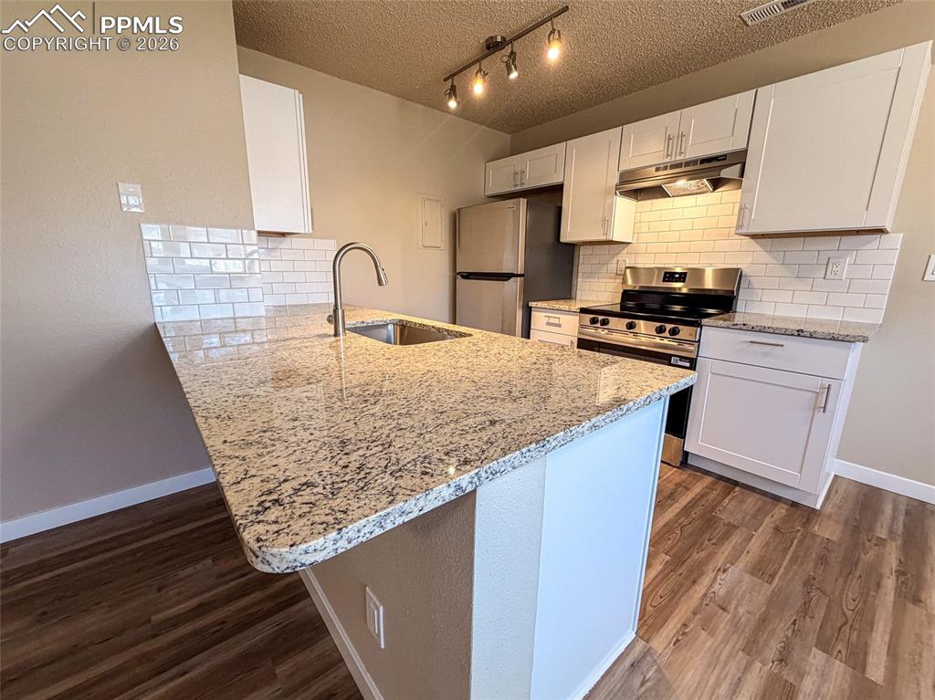 Image 25 of 35: Kitchen