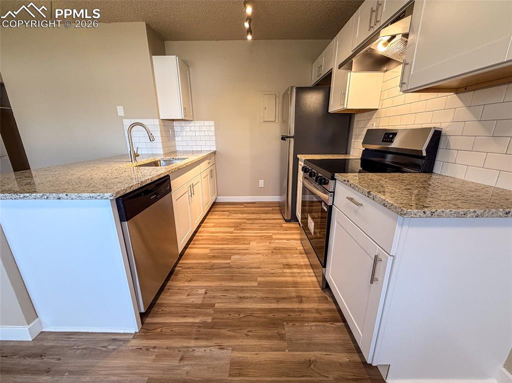 Image 26 of 35: Kitchen