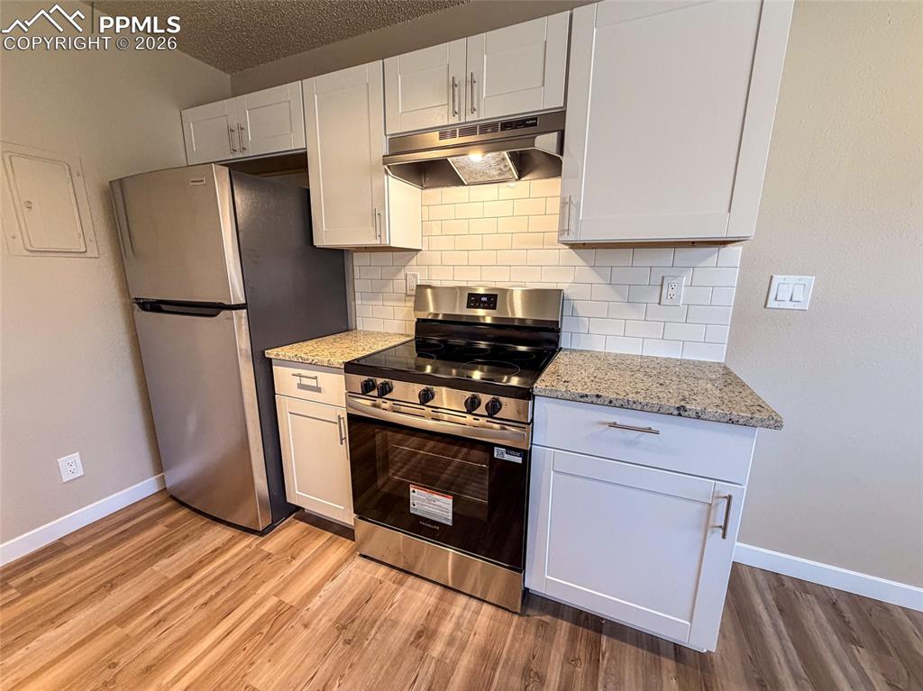 Image 27 of 35: Kitchen