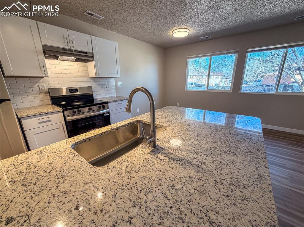 Image 28 of 35: Kitchen