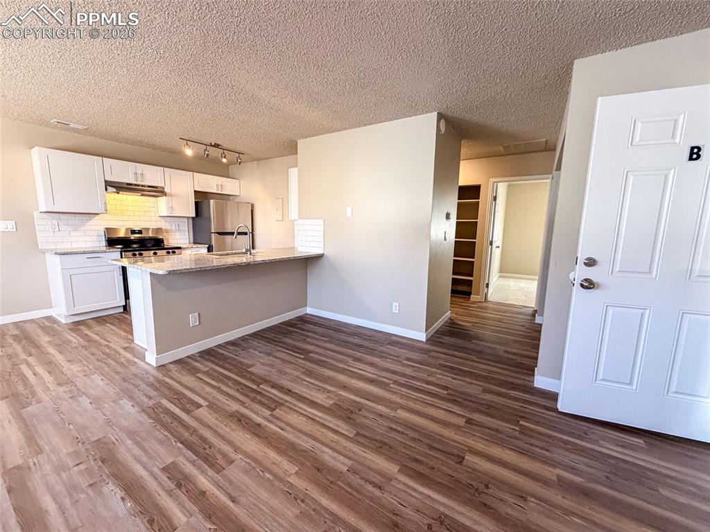 Image 5 of 35: Kitchen