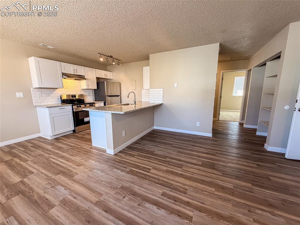 Image 7 of 35: Kitchen