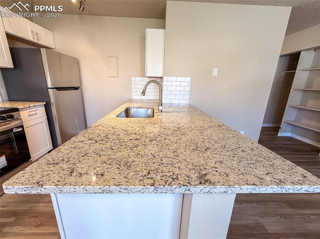 Image 8 of 35: Kitchen