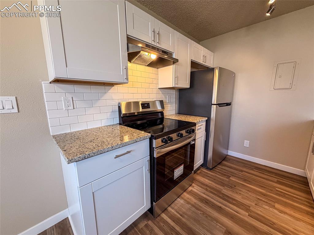 Image 9 of 35: Kitchen