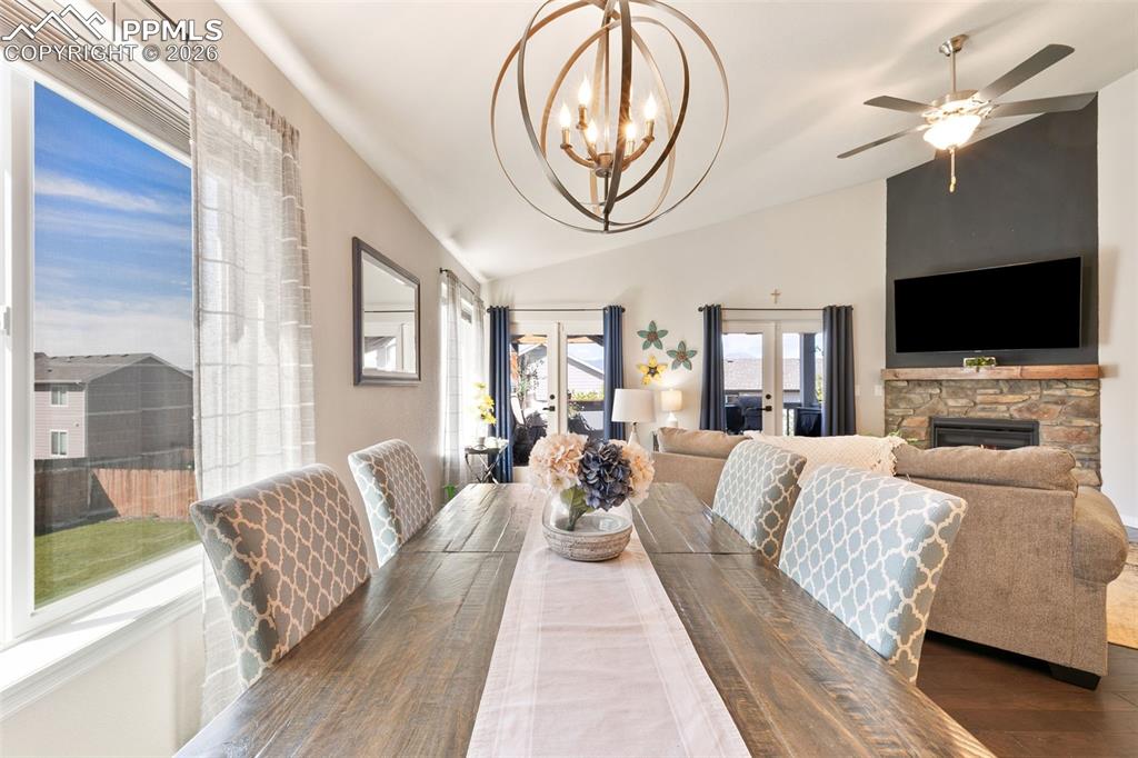 Image 15 of 50: Dining Area