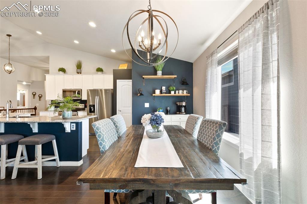 Image 16 of 50: Dining Area