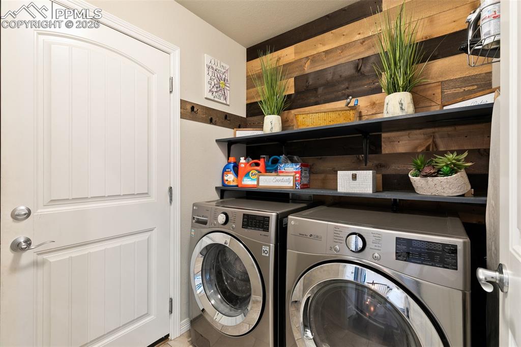 Image 17 of 50: Laundry