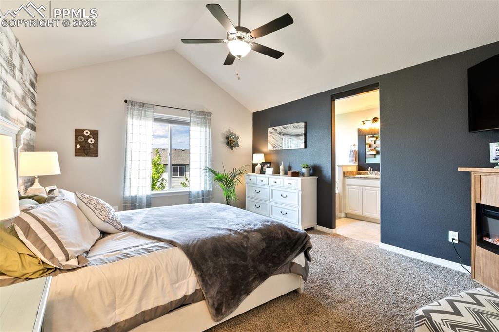 Image 18 of 50: Bedroom