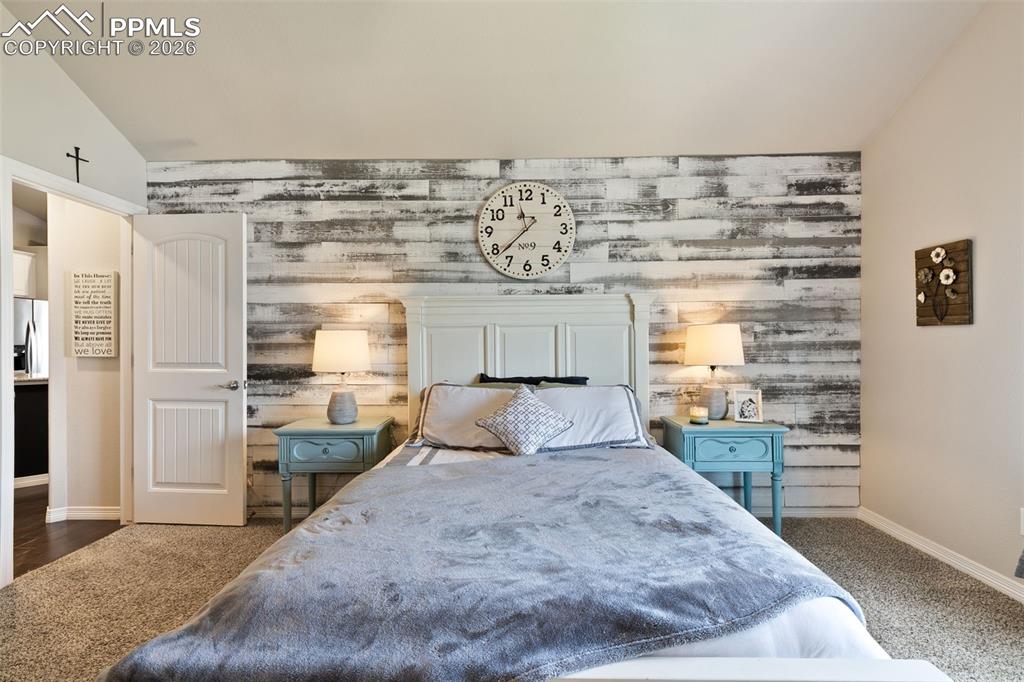 Image 19 of 50: Bedroom