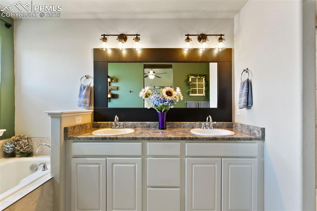 Image 21 of 50: Bathroom