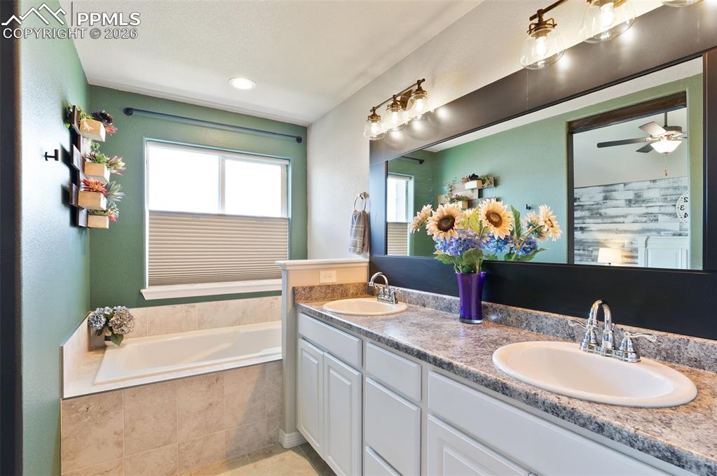 Image 22 of 50: Bathroom