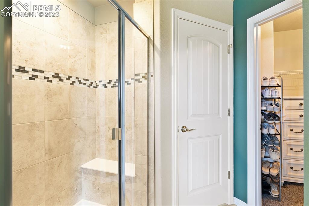 Image 23 of 50: Bathroom