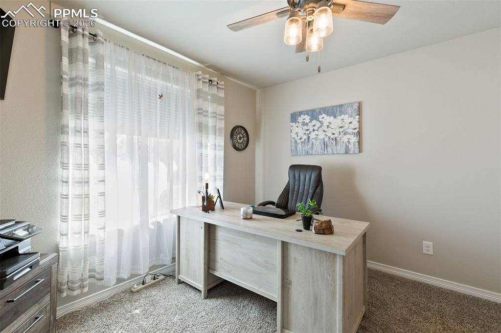 Image 25 of 50: Office