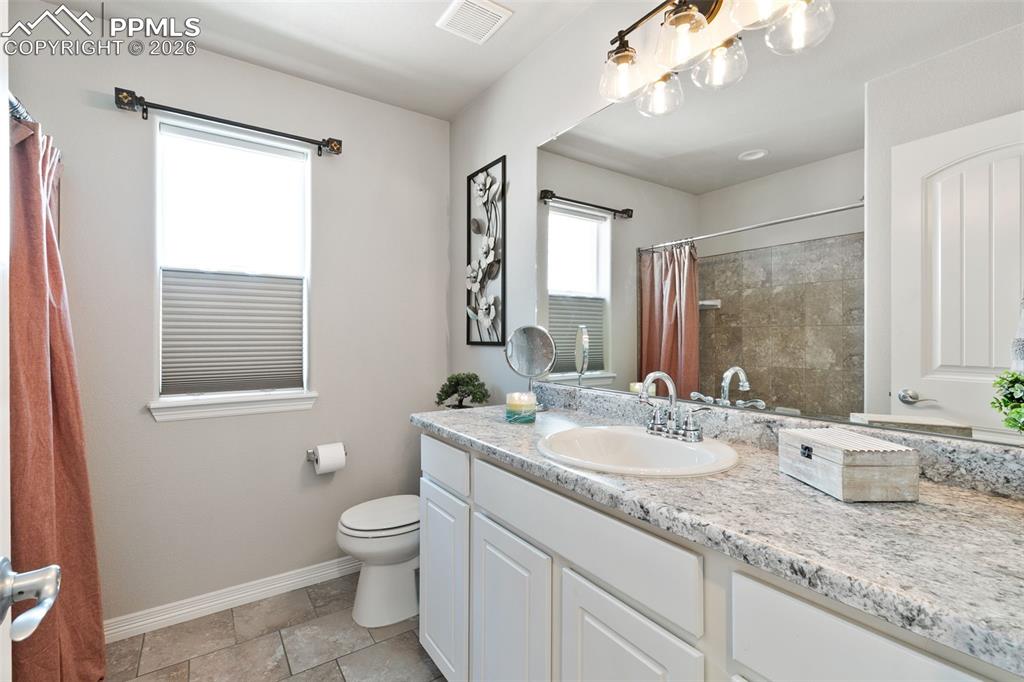 Image 27 of 50: Bathroom