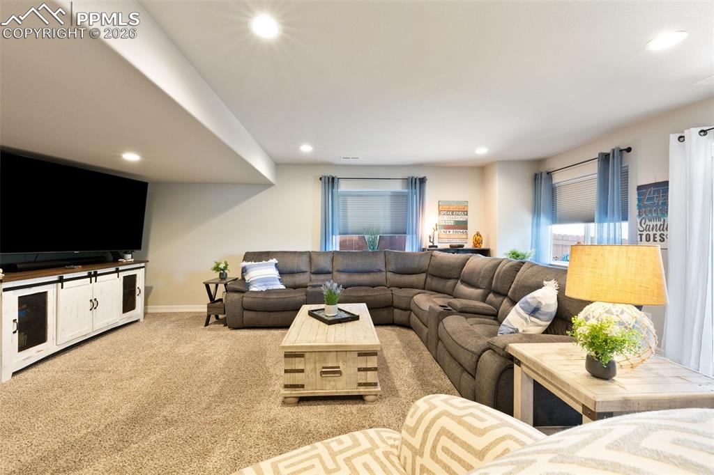 Image 34 of 50: Living Room