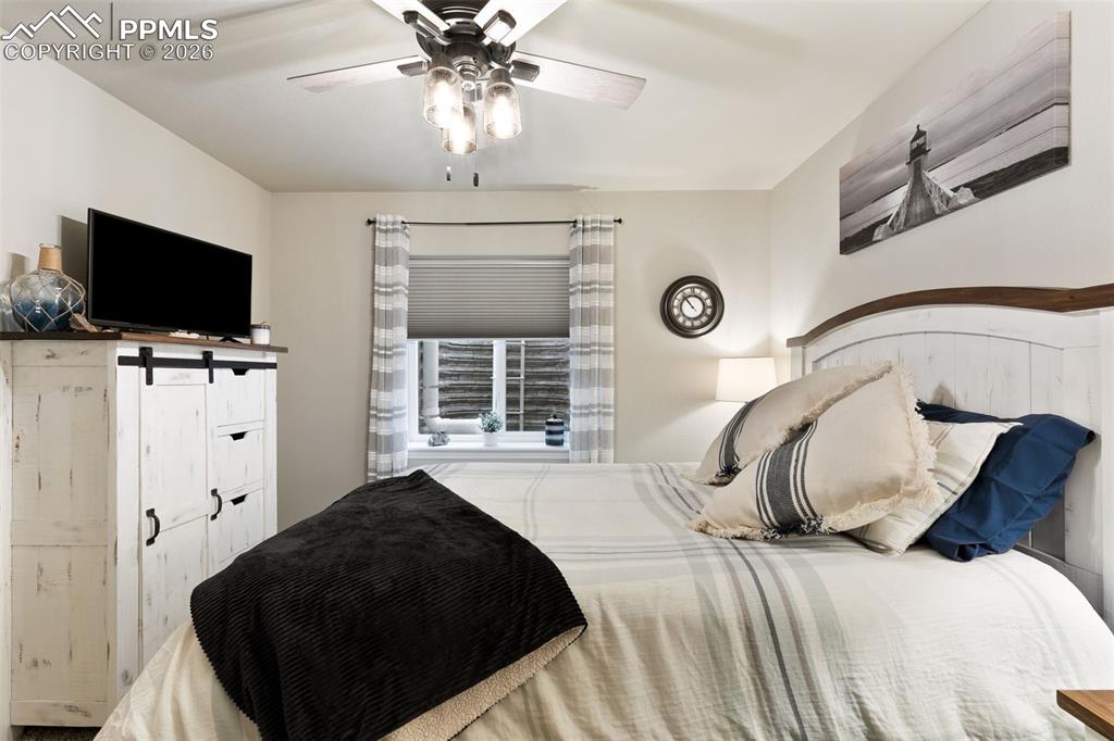 Image 38 of 50: Bedroom