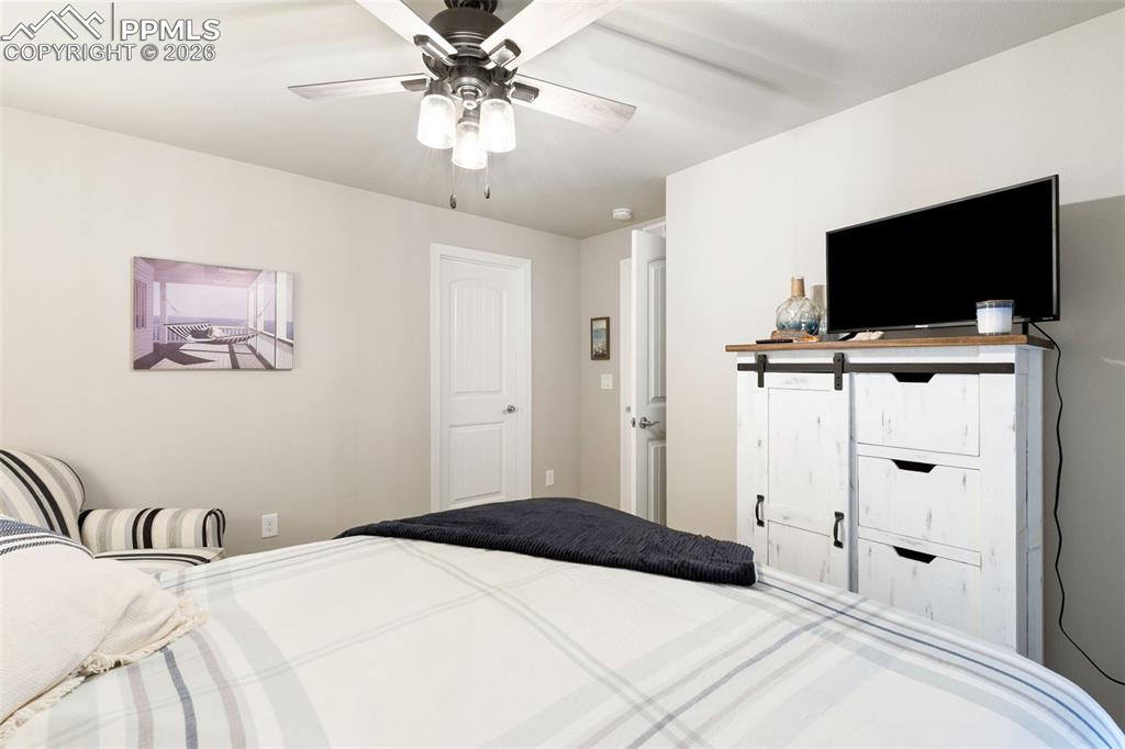 Image 39 of 50: Bedroom