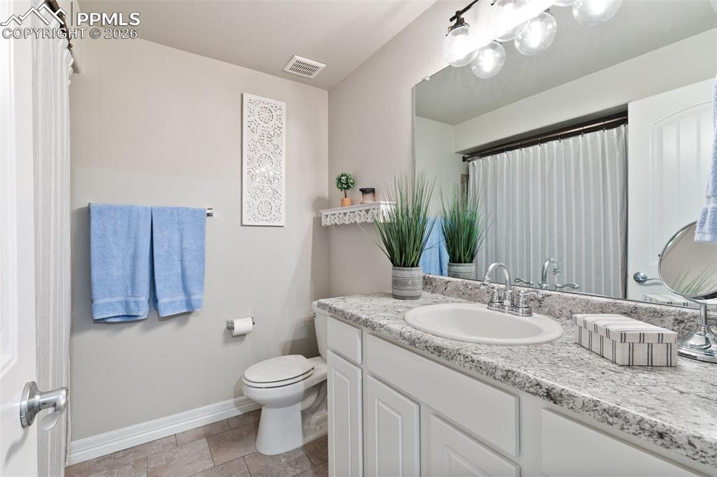 Image 40 of 50: Bathroom