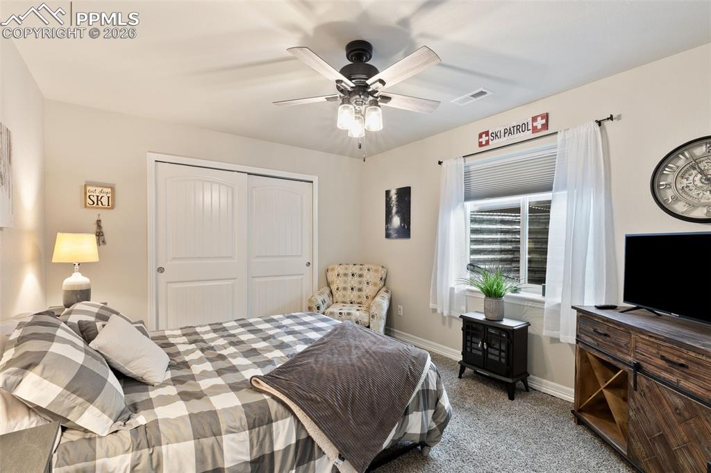 Image 41 of 50: Bedroom