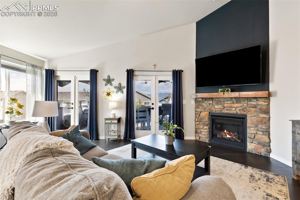 Image 6 of 50: Living Room