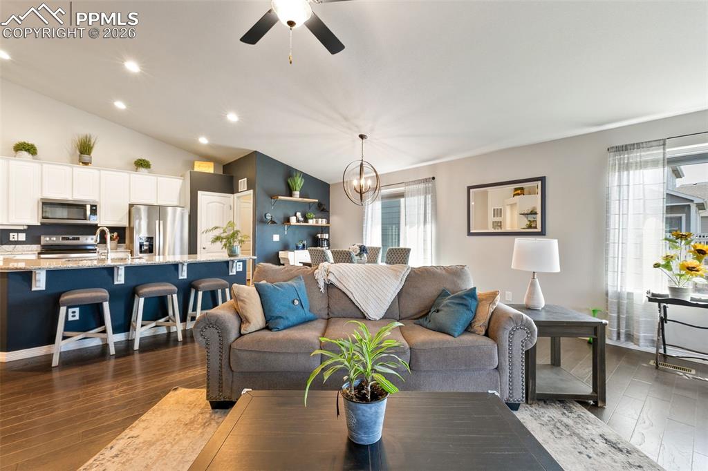 Image 7 of 50: Living Room