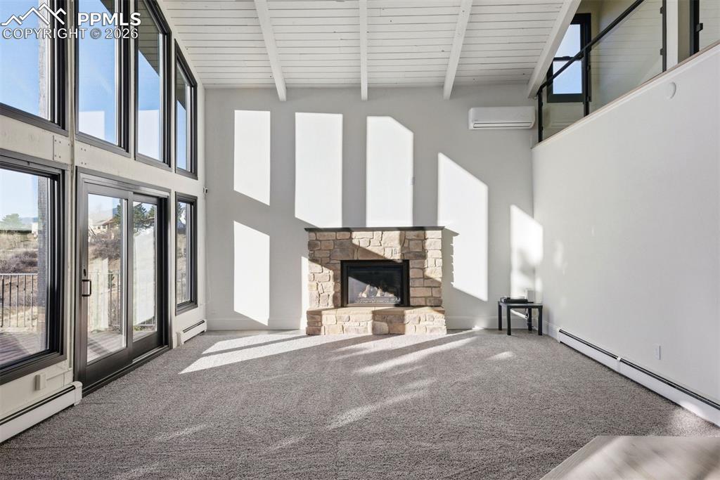 Image 16 of 50: Living Room