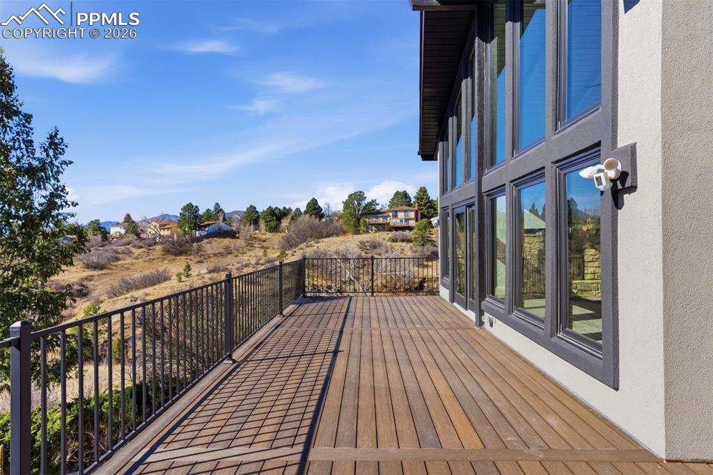 Image 20 of 50: Deck