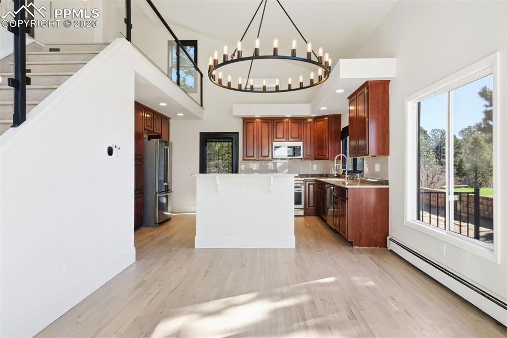 Image 21 of 50: Kitchen