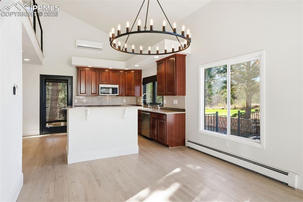 Image 23 of 50: Kitchen