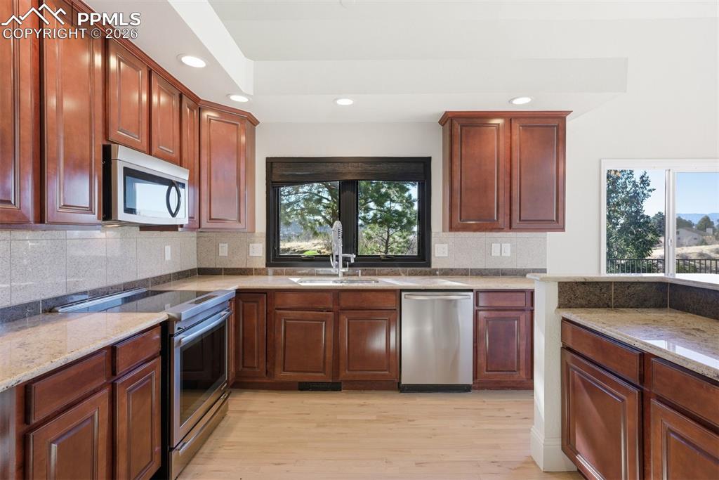 Image 25 of 50: Kitchen