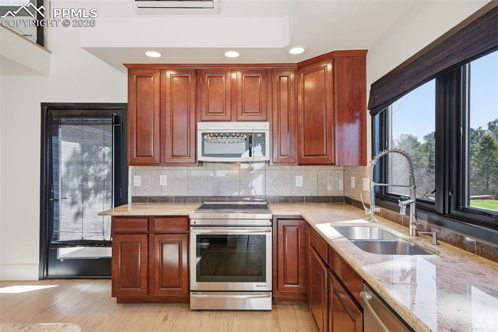 Image 26 of 50: Kitchen