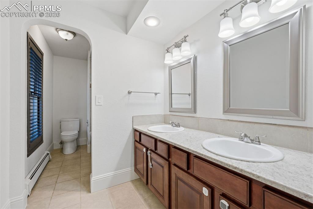 Image 28 of 50: Bathroom