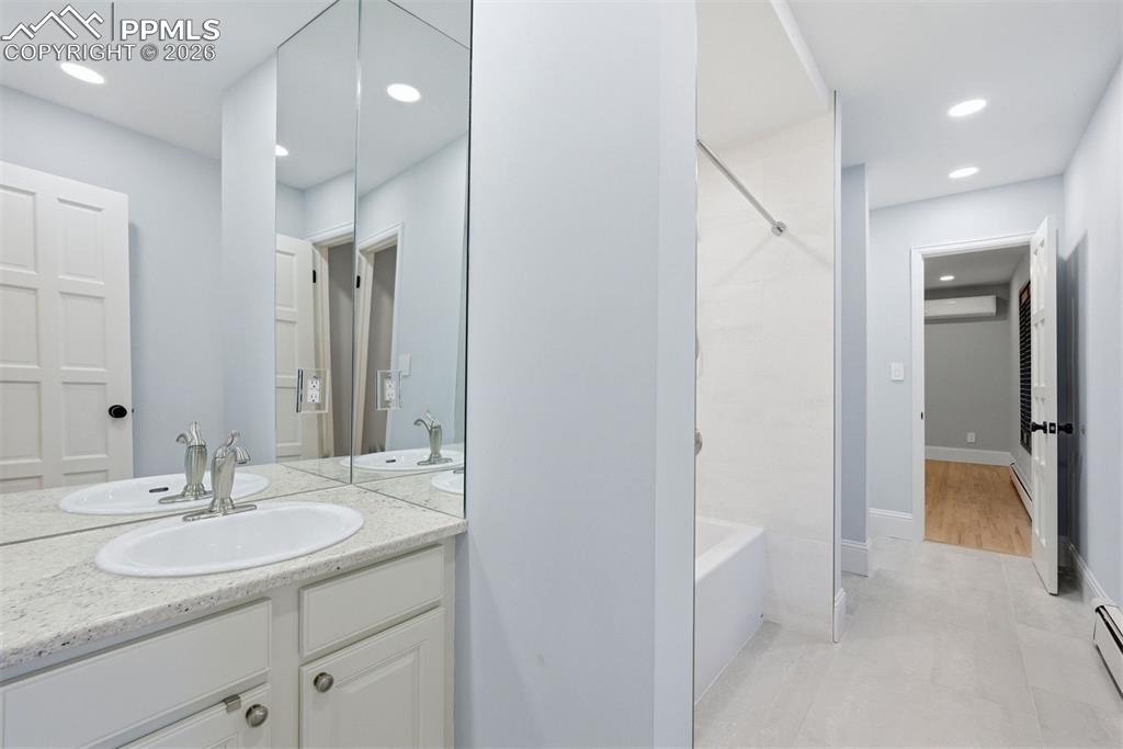 Image 32 of 50: Bathroom