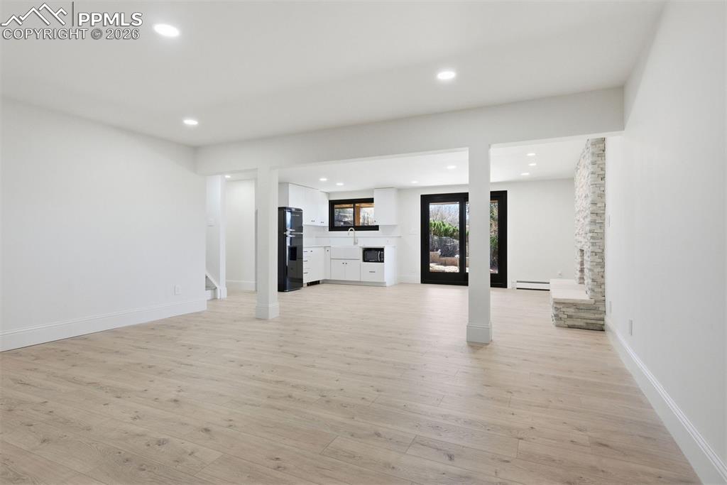 Image 34 of 50: Living Room