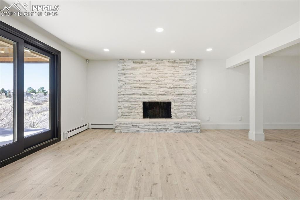 Image 35 of 50: Living Room