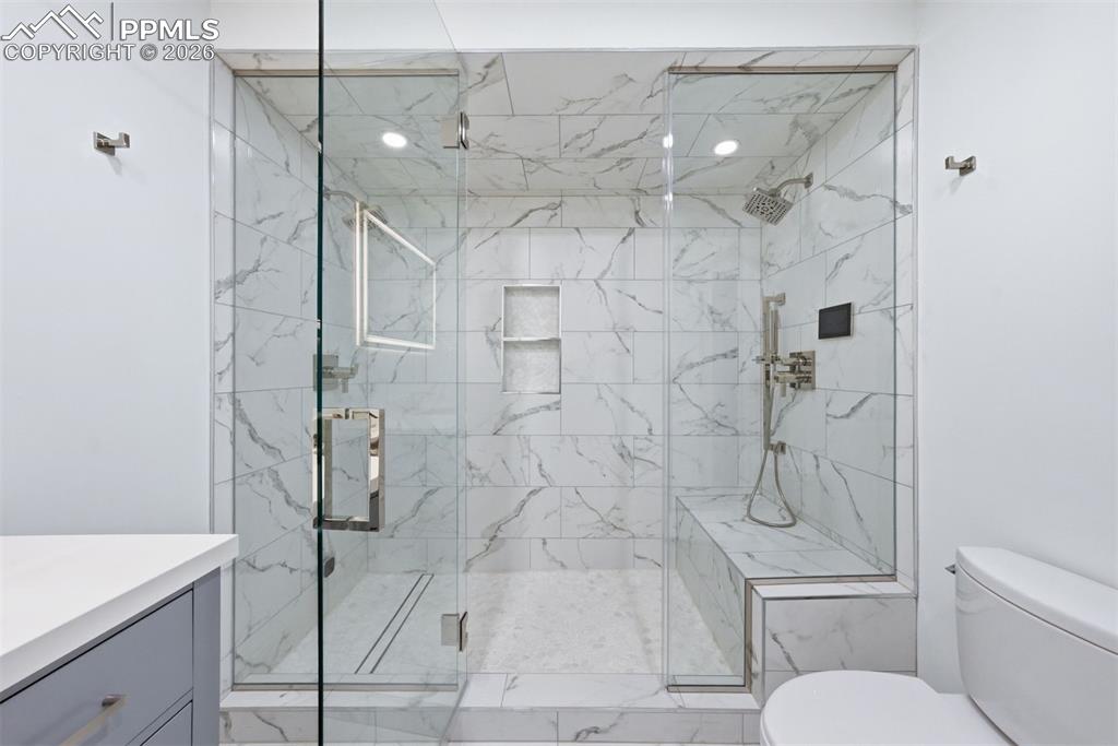 Image 38 of 50: Bathroom