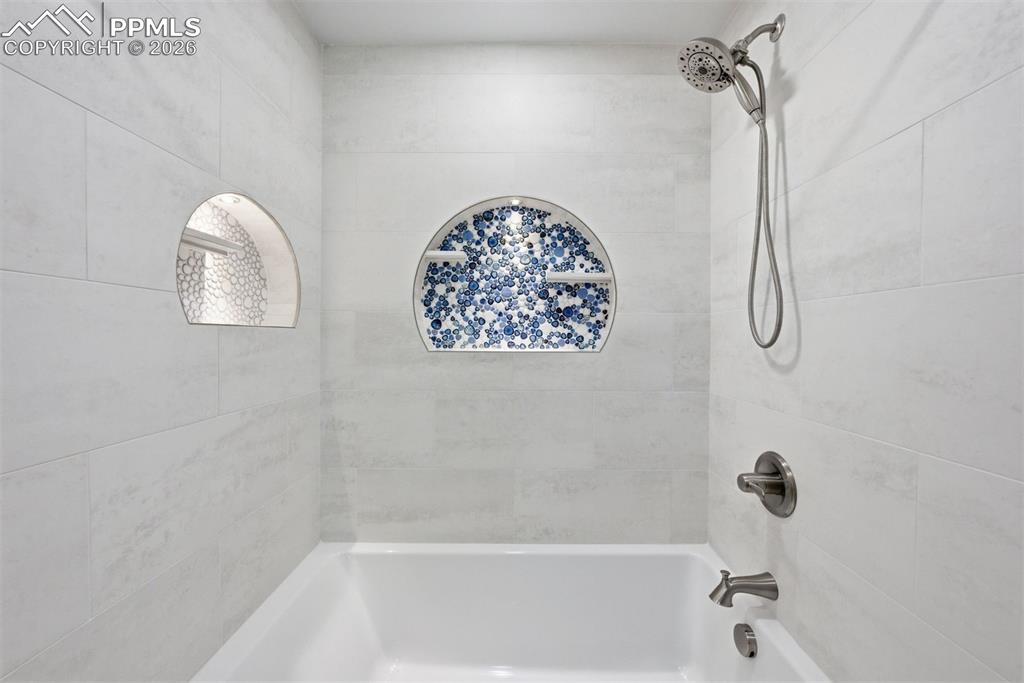 Image 5 of 50: Bathroom