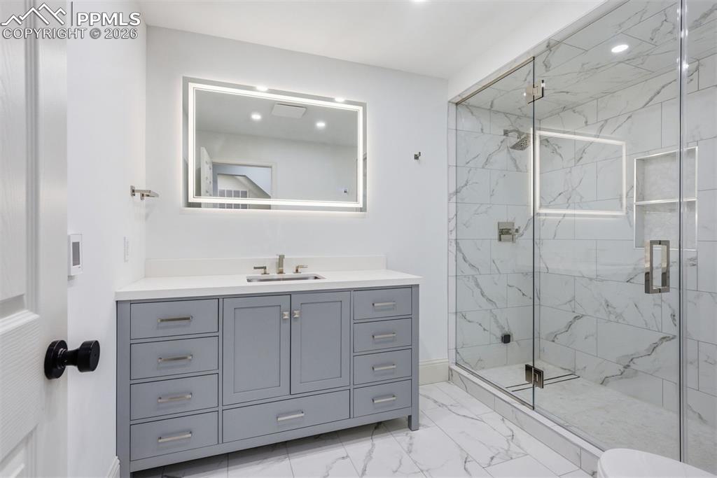 Image 6 of 50: Bathroom