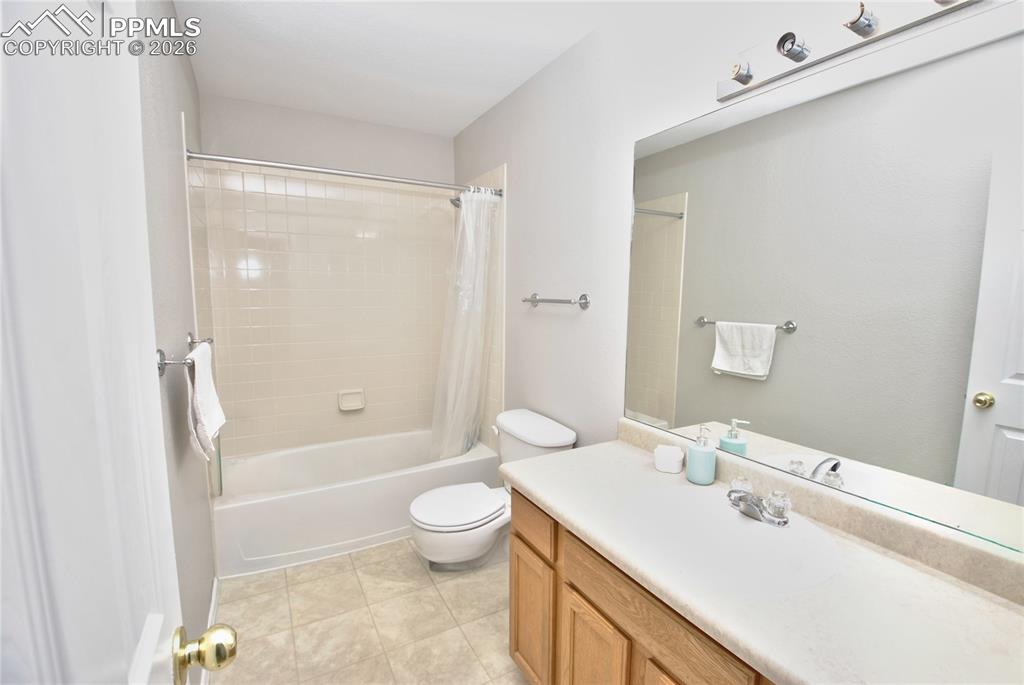 Image 10 of 12: Bathroom