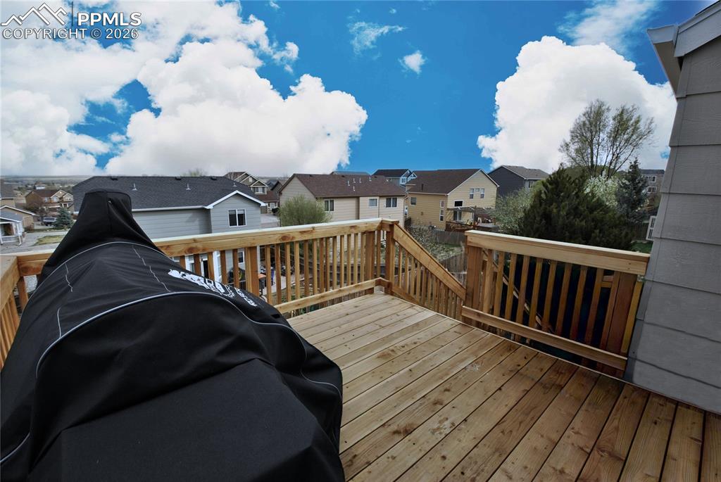 Image 11 of 12: Deck