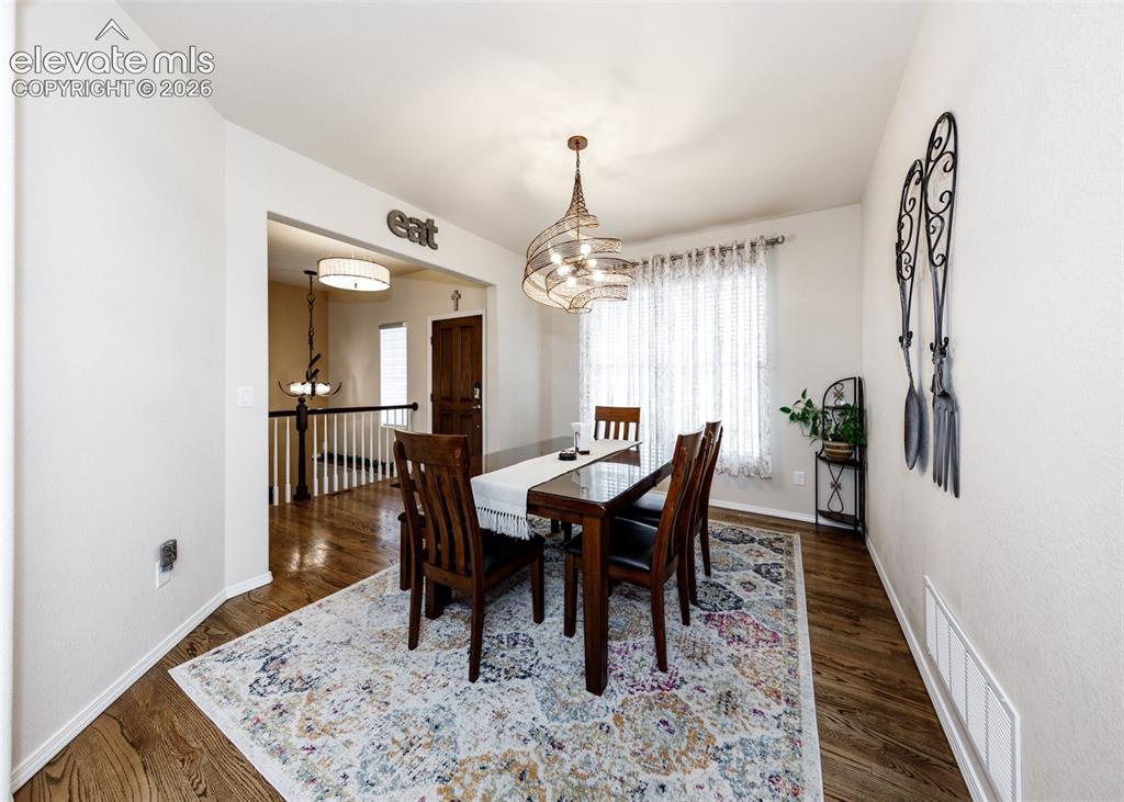 Image 7 of 50: Dining Area