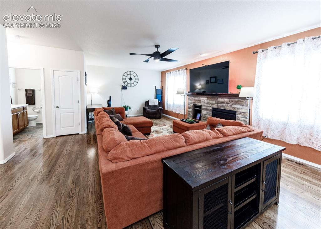 Image 8 of 50: Living Room