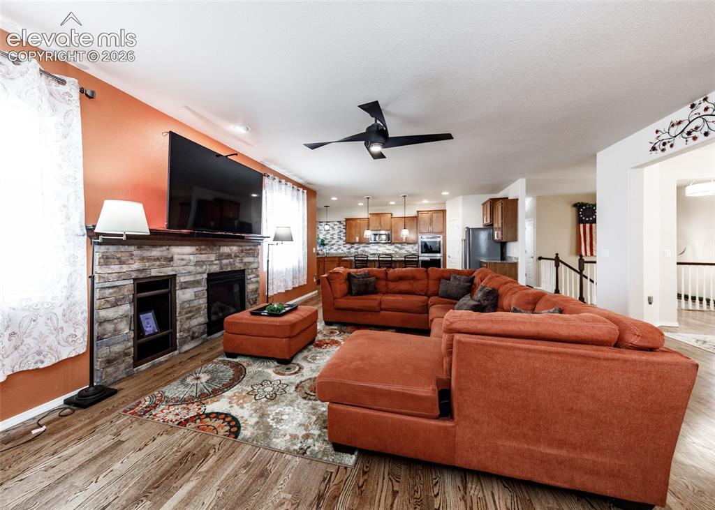 Image 9 of 50: Living Room