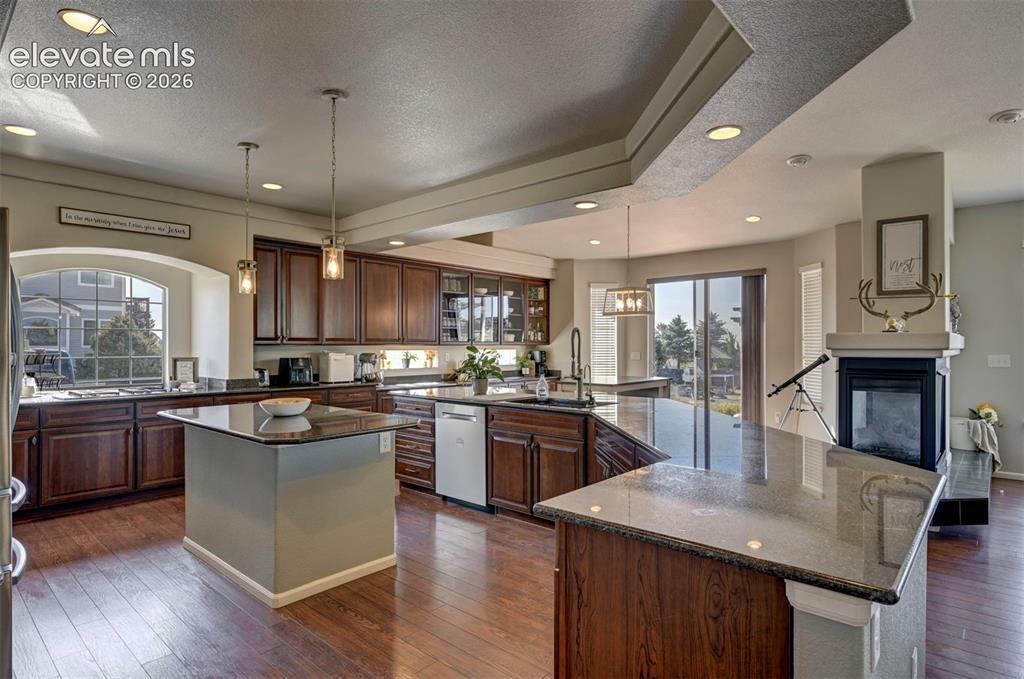 Image 14 of 50: Kitchen