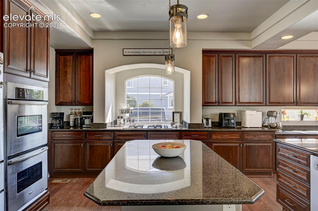 Image 16 of 50: Kitchen