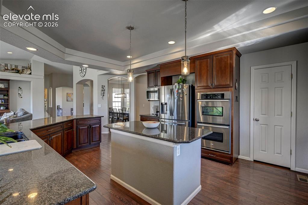 Image 18 of 50: Kitchen