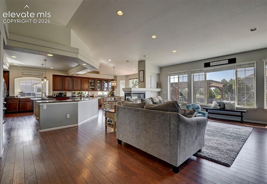 Image 8 of 50: Living Room