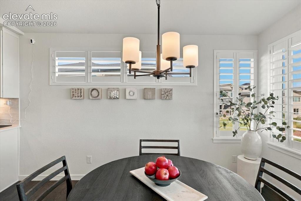 Image 10 of 50: Dining Area