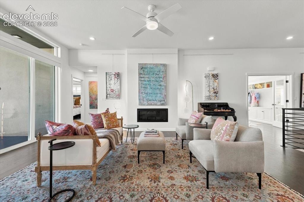 Image 16 of 50: Living Room