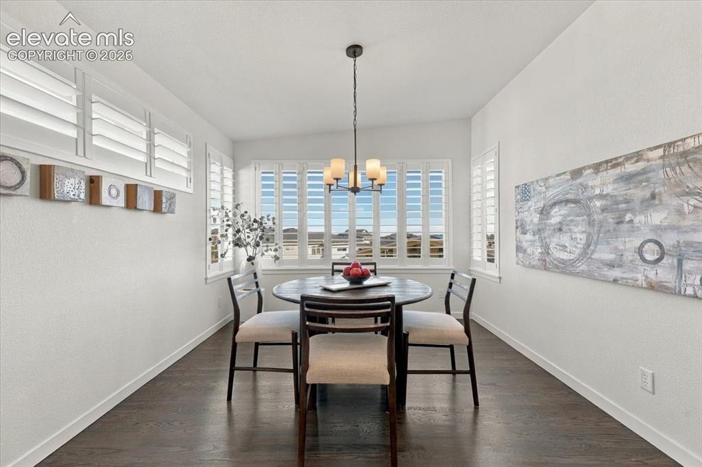 Image 9 of 50: Dining Area